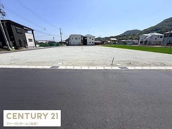 前面道路がしっかり整備されており幅もしっかりと確保されています。周辺は住宅が建ち並ぶ落ち着いた雰囲気です。敷地が広く使い方の自由度も期待できます。日当たりが良好で開放感があります。