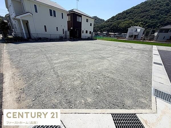 周辺には新しい住宅が建ち並び整然とした雰囲気の現地土地写真です。平坦で開放感のある敷地が広がっています。舗装された道路に面しておりアクセスも便利です。日当たりの良さが特徴的です。