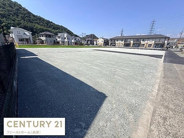 明るく開放感のある現地土地写真です。周囲には住宅が立ち並び整った街並みが広がっています。前面道路も広く車の出入りもスムーズです。陽当たりもよく生活の拠点として検討いただけます。