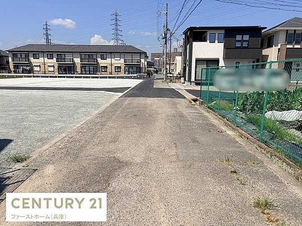 現地写真から前面道路の幅員が確認でき周囲の住宅や環境も一目で把握しやすいです。舗装された道路が物件までしっかり続いています。周囲は住宅街で落ち着いた雰囲気が感じられます。
