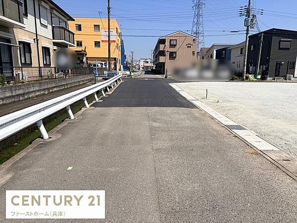 前面道路が広々としており車の出入りもスムーズに行えます。周囲は住宅が立ち並ぶ静かな環境です。舗装されたきれいな道路のため歩行も安心できます。建築条件付き土地の現地写真です。