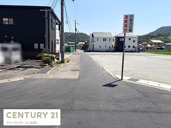 前面道路は舗装されており周辺の住宅も整然と並んでいます。視界が開けていて明るい印象です。周囲は静かな雰囲気が広がっています。標識も設置されており交通面にも配慮されています。
