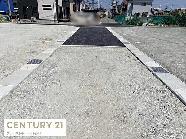 前面道路がしっかり整備されており周囲もスッキリとしています。進入や車両の出入りがしやすい環境です。周辺には住宅が立ち並び落ち着いた雰囲気が感じられます。歩道も設けられており安心して利用できます。
