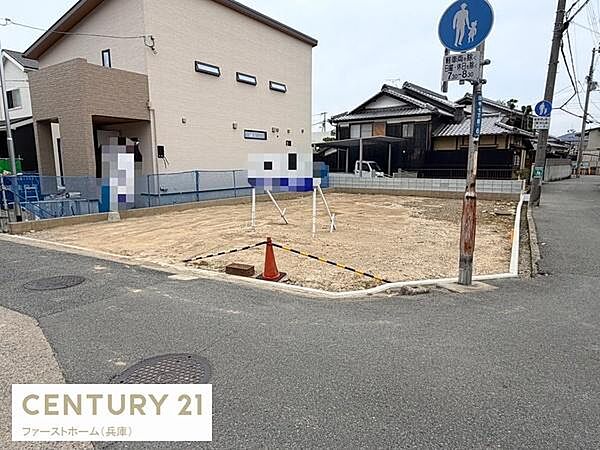 角地に位置しており開放感のある現地土地写真です。周囲には住宅が建ち並び安心感のある環境が広がっています。整った敷地でご希望の建築プランも検討しやすい状況です。