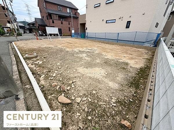 静かな住宅街に位置する現地土地写真です。道路に面し周囲には新しい建物が立ち並んでいます。整形地で使い勝手が良く土地の形状が確認しやすいです。周辺環境も落ち着いた印象を受けます。