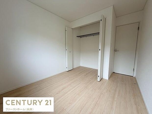 シンプルなデザインの子供部屋です。明るいフローリングが空間を広く感じさせます。クローゼットも備わっており収納に便利です。壁や床が清潔感を演出しています。