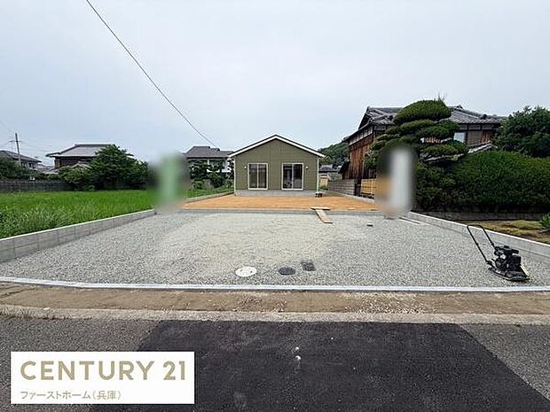 広々とした庭スペースが魅力です。駐車場としても利用可能なシンプルな外構設計です。敷地の開放感があり日当たりも十分に確保されています。周囲には緑も多く落ち着いた環境です。