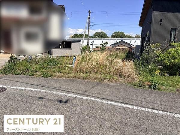 道路に面した現地土地写真です。周辺の建物との距離も確保されており開放感があります。陽当たりが良く様々な利用方法が検討できます。現地の状況をぜひご確認ください。
