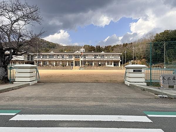 たつの市立揖西西小学校まで2836m