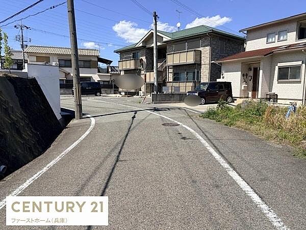 前面道路は幅員がしっかり確保されており車の出入りもしやすい環境です。周辺は落ち着いた住宅街となっており生活利便性も感じられます。整った道路環境が日々の移動をスムーズにサポートします。