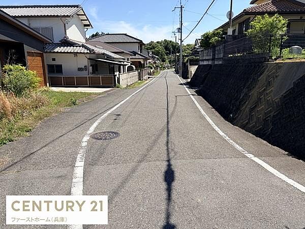 前面道路は見通しが良く幅員もしっかりと確保されています。周辺は静かな住宅街の雰囲気が漂います。舗装状態も良好で日常の車の出し入れも安心です。歩道側には植栽スペースがあり緑も感じられます。