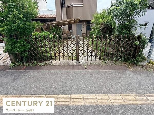 敷地内に専用の駐車場がございます。伸縮式ゲートが設置されておりセキュリティ面にも配慮されています。緑に囲まれた空間で車両の出し入れもスムーズに行えます。