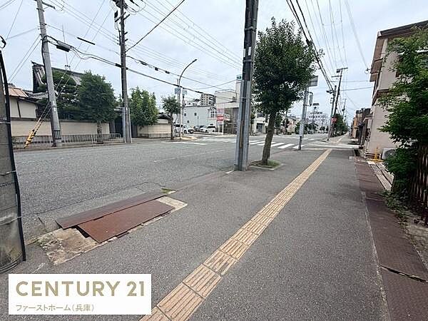 現地からの眺望では周辺の道路が広がり整然とした印象です。歩道には点字ブロックも設置されています。街路樹もあり区画の整ったエリアとなっています。車通りや電線など都市の生活環境もしっかりと伝わります。