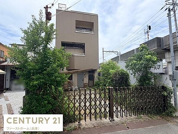 鉄骨造の3階建てでしっかりとした佇まいです。建物前の広いスペースが印象的です。周囲は緑に囲まれ開放感があります。フェンス付きで安心感のある外観です。近くに線路があり交通の利便性も期待できます。