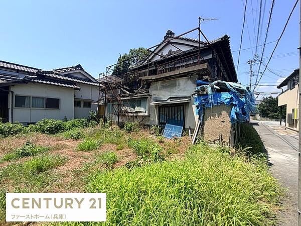 陽当たりが良く開放感のある現地土地写真です。周囲は閑静な住宅街に位置し前面道路も整備されアクセスしやすい立地です。建築条件についてご相談いただけます。現況の建物は解体可能です。
