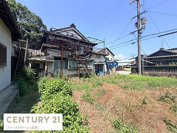 周囲に住宅が並ぶ落ち着いた環境の現地土地写真です。日当たりが良くゆとりのある敷地が広がっています。電柱や道路も近くアクセス面も便利です。敷地内には緑があり自然を感じられます。