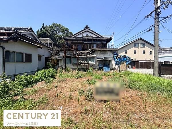 敷地内にゆとりがあり現地の開放感を実感できます。前面道路に面しているためアクセスも便利です。周辺には住宅が立ち並び程よい落ち着きがあります。現況写真から現地の様子をご確認いただけます。