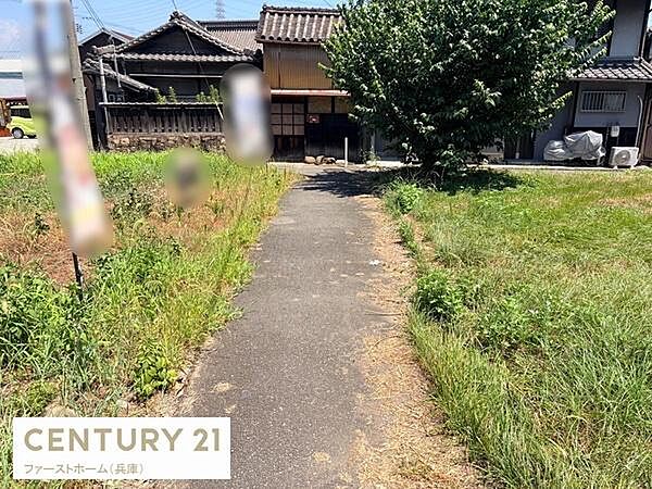 現地写真には舗装された前面道路がしっかりと映っており周囲には落ち着いた雰囲気の住宅が並んでいます。草木がほどよく生い茂り広がりを感じる区画です。敷地へのアクセスが明快なため移動もスムーズです。