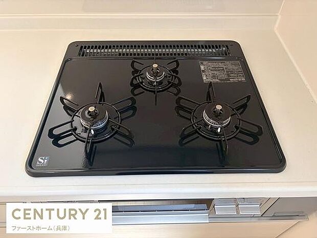 三口コンロが搭載されているキッチンです。調理スペースも十分に確保されています。機能的で使いやすいデザインです。掃除もしやすいフラットな天板です。シンプルで飽きのこない印象です。