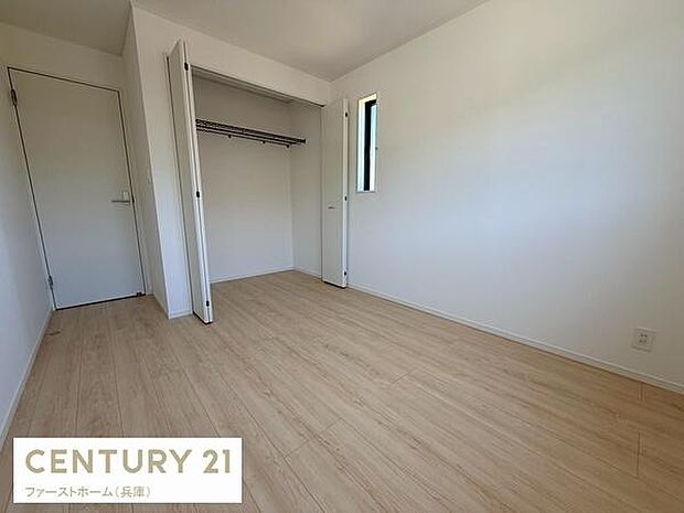 明るく開放的な子供部屋です。シンプルな内装でお手入れもしやすく収納スペースも備えています。ナチュラルな床材が落ち着いた雰囲気を演出しています。コンパクトながらも使い勝手の良い空間です。