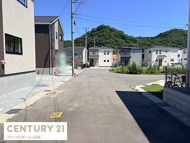 前面道路は広々とした印象で車の出入りがしやすい環境です。周辺には新しい住宅が立ち並び整然とした雰囲気が感じられます。日当たりも良好で明るい街並みが広がっています。周囲の緑も程よく住環境が整っています。