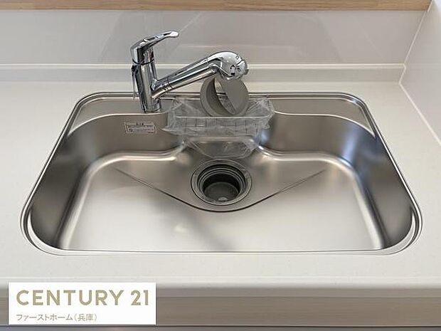シンプルなデザインのキッチンシンクが印象的です。水栓も使いやすい形状で日々の作業がしやすくなっています。ステンレス素材ならではの清掃のしやすさも魅力です。十分な広さが確保されています。
