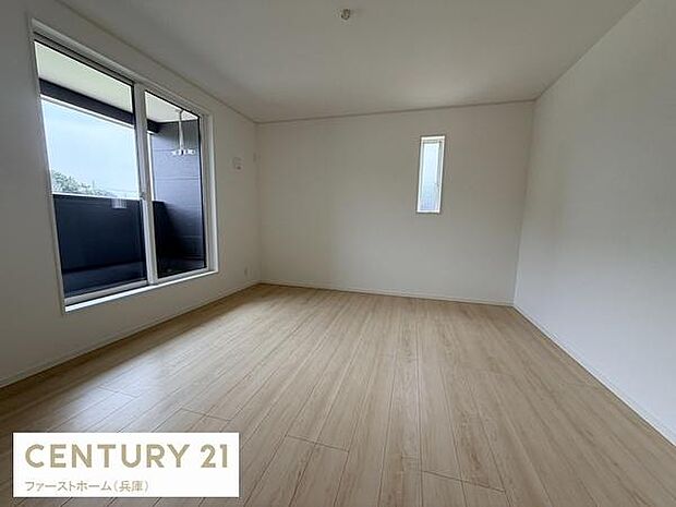 明るい光が差し込む子供部屋です。シンプルな空間なのでレイアウトがしやすいです。大きな窓が開放感を演出します。清潔感のあるフローリング仕様です。収納や家具も置きやすい間取りとなっています。