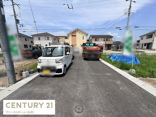 前面道路が広く車の出し入れがスムーズに行えます。周囲には新しい住宅が立ち並び整理された街並みが印象的です。ゆとりのあるスペースで開放感があります。現地の雰囲気をしっかりとご確認いただけます。