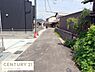その他：前面道路は舗装されており落ち着いた住環境が感じられます。周囲には緑もありすっきりとした印象です。交通量が少なそうな道幅で静かな環境が特徴です。整った街並みが広がっています。