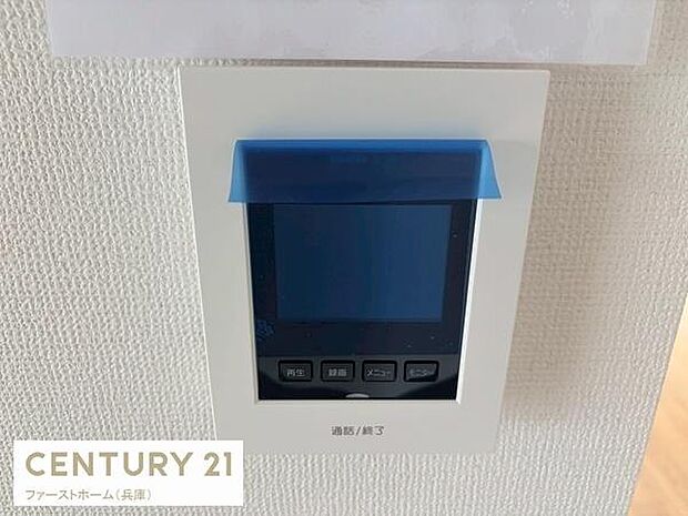 操作ボタンが使いやすい位置に配置されたモニター付きインターホンです。シンプルなデザインでお部屋の雰囲気にも調和しています。表示部分には保護フィルムが付いておりきれいな状態が保たれています。