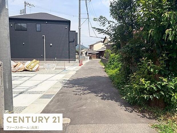 前面道路は車両の通行がしやすい舗装仕様です。周辺には緑が多く落ち着いた雰囲気が感じられます。隣接地には新しい建物も確認できます。電柱や配線も整備されておりインフラ面でも安心です。