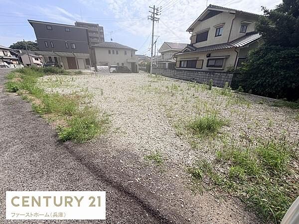 現地土地写真から見て敷地は広く使い勝手の良い形状です。周辺は住宅が立ち並び落ち着いた雰囲気が感じられます。前面道路も整備されており車の進入もスムーズです。