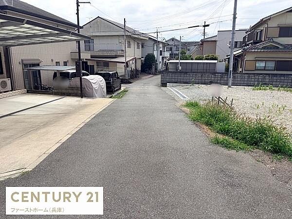 前面道路は幅員がしっかり確保されており車の出し入れもスムーズに行えます。周辺は住宅が立ち並び整然とした街並みが広がっています。道路沿いには草木が適度に残されており穏やかな印象です。