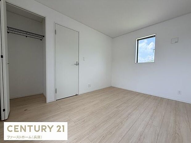 明るい光が差し込む子供部屋はシンプルな内装でコーディネートがしやすいです。大きめのクローゼットが収納力を高めています。ナチュラルな床材が落ち着いた印象を与えます。収納スペースが充実しています。