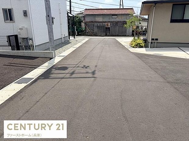 前面道路が広く車の出入りもスムーズに行えます。周辺は整備されており歩行も安心です。住宅地内の静かな環境が感じられます。道路の舗装も新しく清潔感があります。隣接物件との距離もしっかり確保されています。