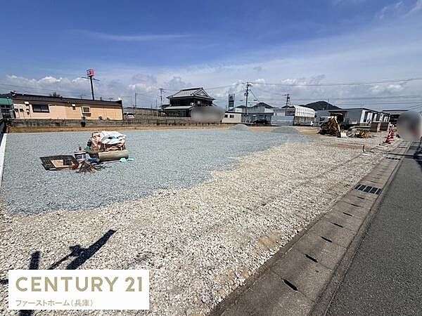 広々とした敷地で様々な用途にご活用いただける現地土地写真です。整地された状態でお好みのプラン検討がしやすい区画です。前面道路との接道もありアクセスも便利です。静かな周辺環境で落ち着いた印象です。