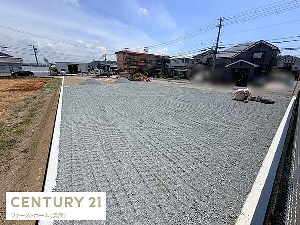 現地土地写真では整地された広々とした土地が印象的です。前面道路まで見通しが良く周囲の住宅とも調和しています。開放感のある立地で様々な用途に適しています。建築計画もしやすい形状となっています。