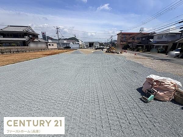 広々とした現地土地写真です。周囲は住宅に囲まれており建築や活用の幅が広がります。道路に面しているのでアクセスも良好です。整地済みで工事もスムーズに進めやすい環境です。