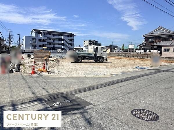 現地土地写真から広々としたスペースが確保されていることが分かります。整地も進んでおり車両の進入も便利です。周辺には住宅や建物が並び道路にも面しているためアクセスに便利です。