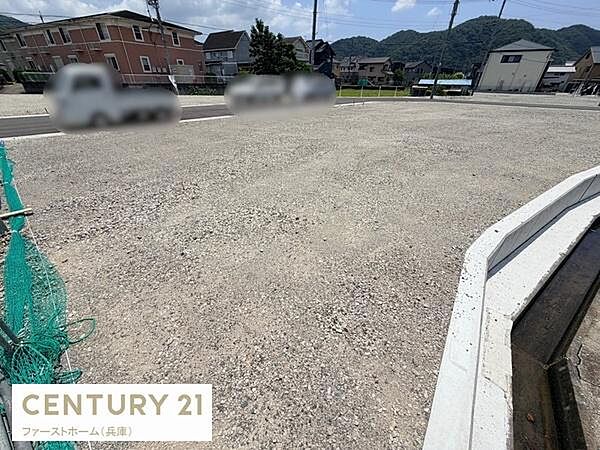 道路に面した現地土地写真です。周辺には住宅が建ち並んでおり街並みが広がっています。開放感のある敷地で日当たりも期待できます。前面道路も見渡しがよく車の出入りもスムーズに行えそうです。