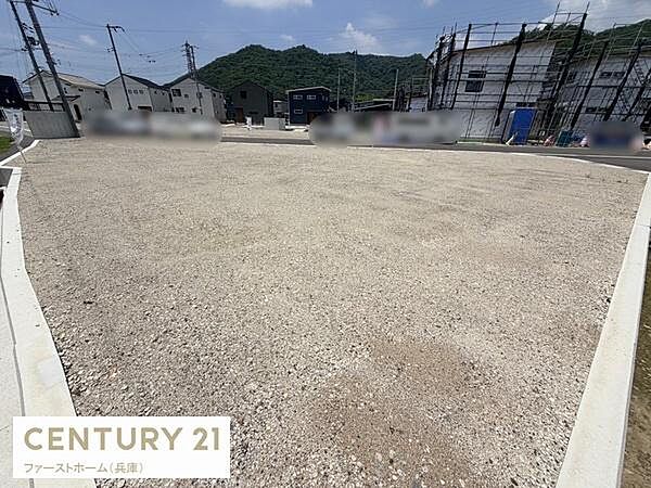 広々とした敷地が特徴的な土地写真です。周辺は新しい建物が立ち並ぶ住宅エリアで落ち着いた雰囲気が感じられます。道路やインフラも整っており利便性に配慮されています。景観を活かした住環境が実現可能です。