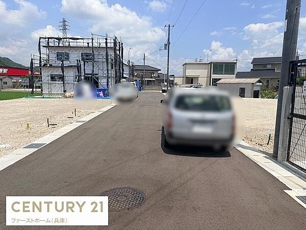 整備された前面道路があり車両の出入りがスムーズに行えます。周囲は開放感があり視界が広がっています。新しい建物の建設が進んでおり街並みが今後も発展していく印象です。道路の幅もしっかり確保されています。