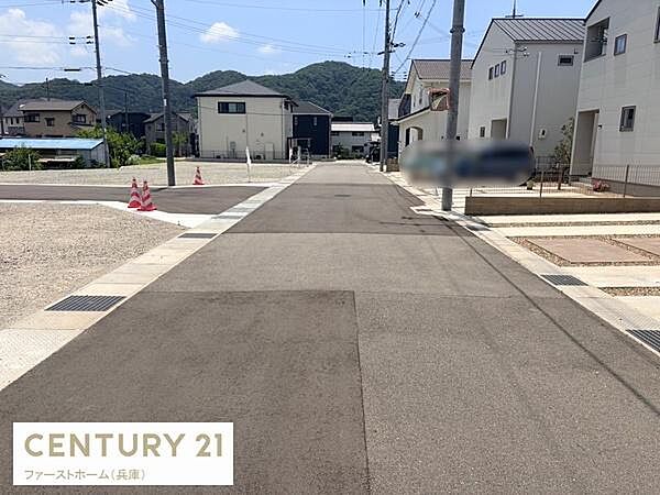 前面道路が広く車の出入りもスムーズに行えます。周辺には新しい住宅が建ち並び開放感ある街並みです。舗装された道が整備されており歩行や移動も快適です。電柱や道路標識も整っており住環境がしっかりしています。