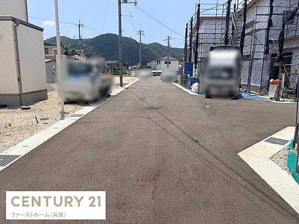 前面道路は幅広く車両の出入りがしやすくなっています。周囲には新しい建物が建設中で整った街並みが期待できます。舗装された道路が清潔感を与え住宅地としての環境が整っています。