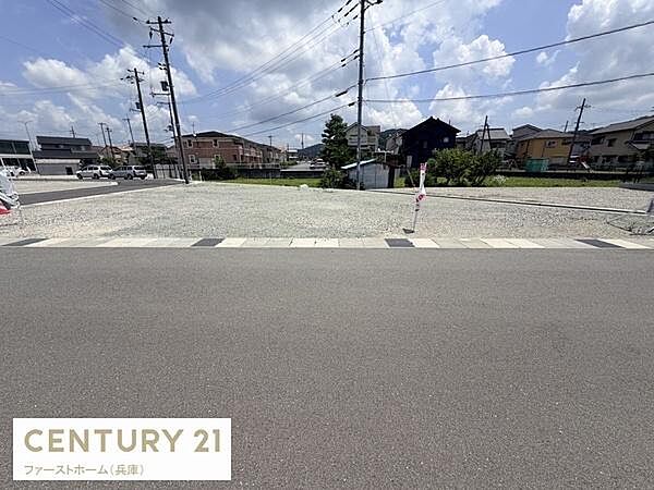 開放感のある広々とした敷地で様々な用途に対応できる土地です。周辺には建物が建ち並び生活環境が整っています。前面道路も幅広く車の出入りもスムーズに行えます。日当たりも良好です。