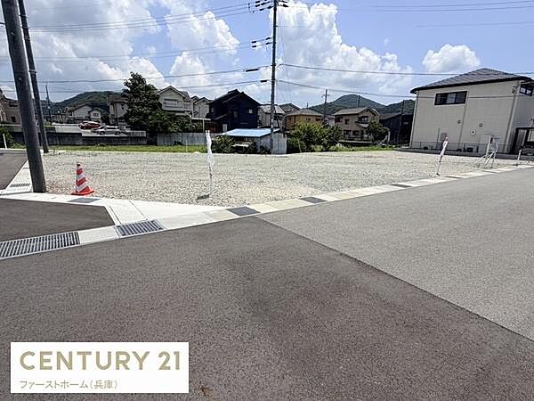 開放感のある角地の土地です。周辺には住宅が建ち並び落ち着いた雰囲気が感じられます。建築条件がなく自由な設計が可能です。幅広い用途にご利用いただけます。前面道路が広く車の出入りもスムーズです。