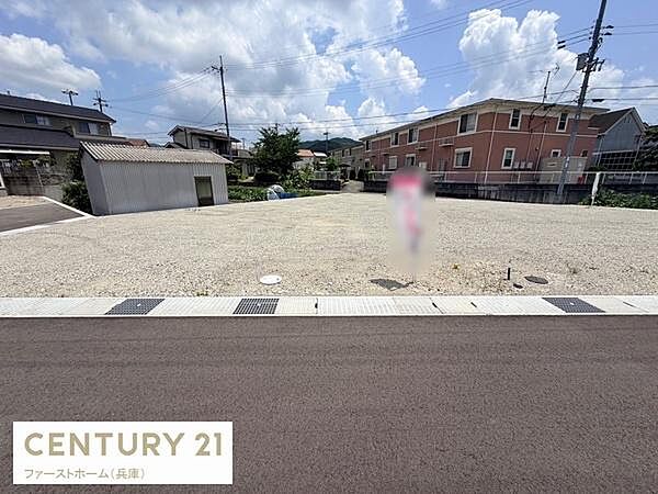 広々とした空間が特徴的な土地です。道路に面しており利便性を感じられます。周辺は住宅が立ち並び落ち着いた雰囲気となっています。整備された更地のためすぐにご検討いただけます。