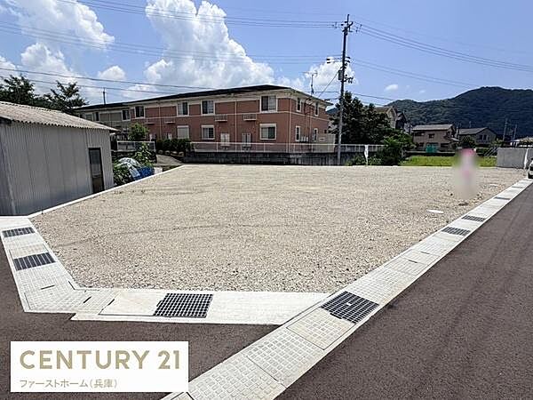閑静な住宅街に位置する土地です。角地のため開放感があります。隣接する道路も広く車の出入りにも便利です。周囲には視界を遮るものが少なく空が広く見えます。
