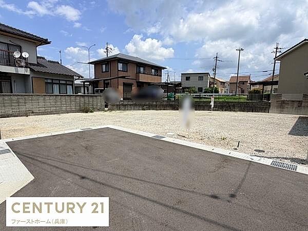 開放感のある敷地で空が広く感じられます。周囲には住宅が並び閑静な環境です。整った地面で建築準備もスムーズです。日当たりの良い立地が特徴です。