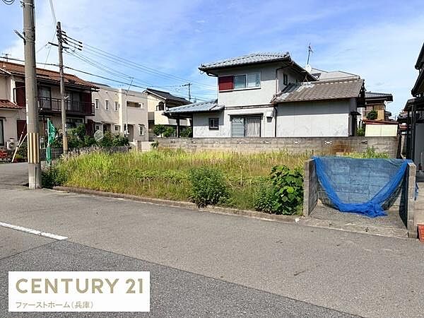 道路に面した現地土地写真です。お好みのプランで建築が可能です。周囲は落ち着いた住宅が並び整った区画です。前面道路も広く車の出入りもスムーズに行えます。敷地全体の形状も分かりやすい現地土地写真です。